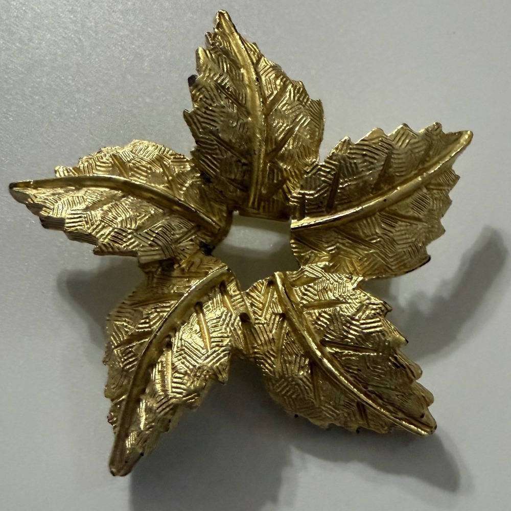 Vintage Gold Tone Open Wreath Brooch 5 Point Star Textured Leaves Brooch Pin